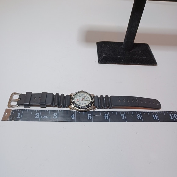 Vintage Swiss Army Victorinox Date Rotate Dial Ruber Band Watch New Batt L4 see - Picture 7 of 7